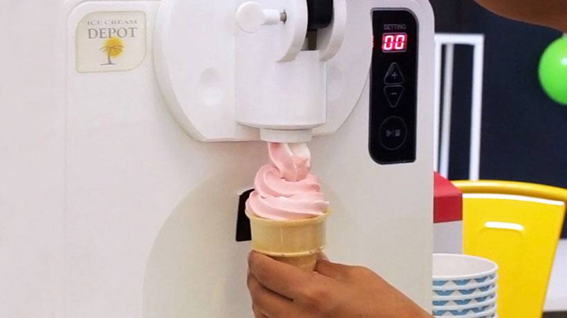 lấy kem từ máy