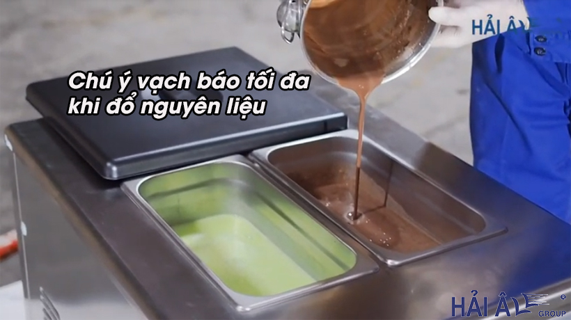 Chú ý vạch báo tối đa khi đổ nguyên liệu làm kem vào bình chứa Làm kem tại nhà đơn giản
